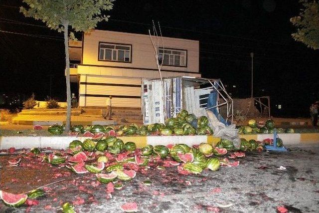 Diyarbakır’da Karpuz Taşıyan Kamyonet Devrildi:3 Yaralı