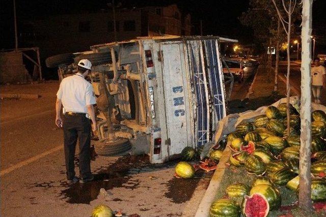 Diyarbakır’da Karpuz Taşıyan Kamyonet Devrildi:3 Yaralı