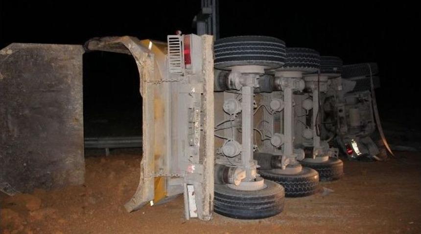 &Uuml;mraniye&rsquo;de Toprak Y&uuml;kl&uuml; Hafriyat Kamyonu Kaza Yaptı: 1 Yaralı