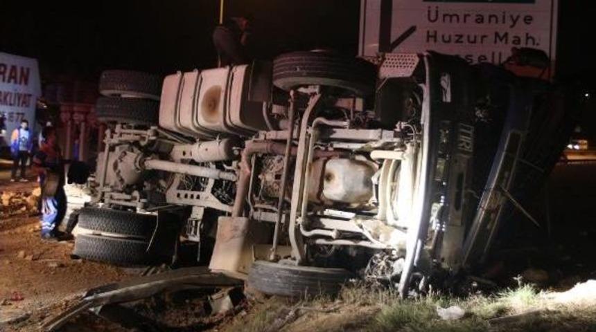 &Uuml;mraniye'de Hafriyat Kamyonu Devrildi: 1 Yaralı