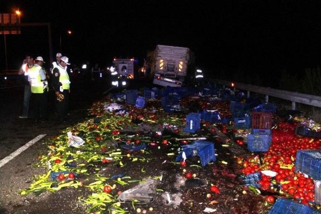 Kamyonet İle Tır Arasında Sıkışan Gen&ccedil; S&uuml;r&uuml;c&uuml; &Ouml;ld&uuml;