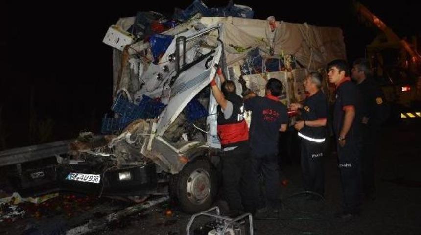 Niğde'de Kamyon, Tır'a &Ccedil;arptı: 1 &Ouml;l&uuml;