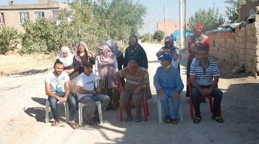 Tozlu Yolda, Sandalyeli Oturma Eylemi