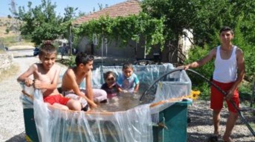 &Ccedil;ocuklar &Ccedil;apa Motorunu, Havuz Yaptı