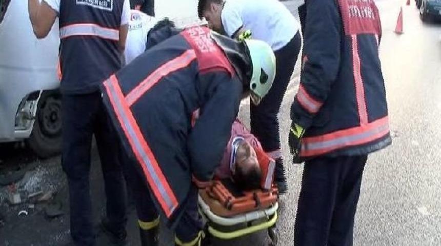 Avcılar'da Kamyonetler &Ccedil;arpıştı