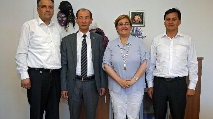 Konak Belediyesi&rsquo;nden Kardeş Belediyeye &Ccedil;&ouml;p Kamyonu Hibesi