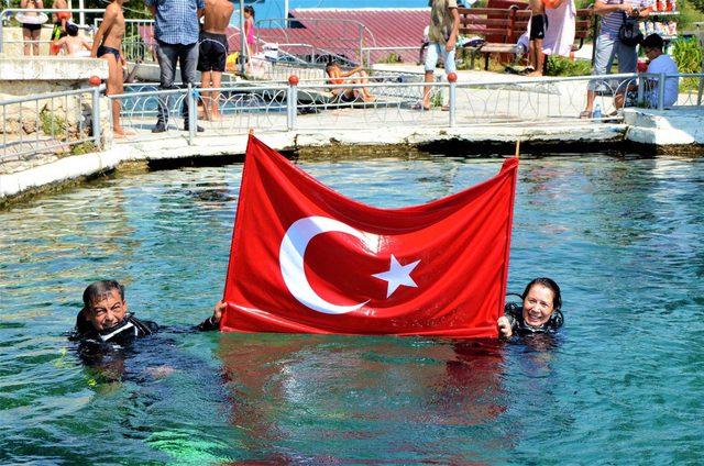 AK Parti'li Günay, Zafer Bayramı için su altında Türk bayrağı açtı