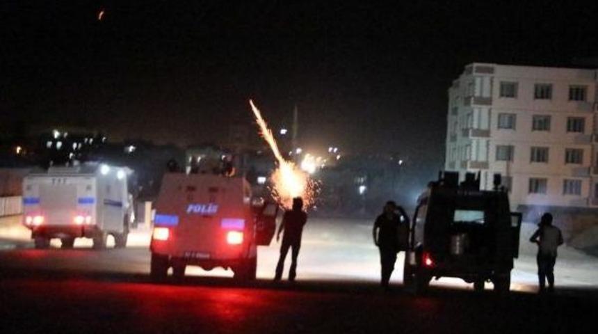 Nusaybin'de Yol Kapatan G&ouml;stericilere Polis M&uuml;dahalesi