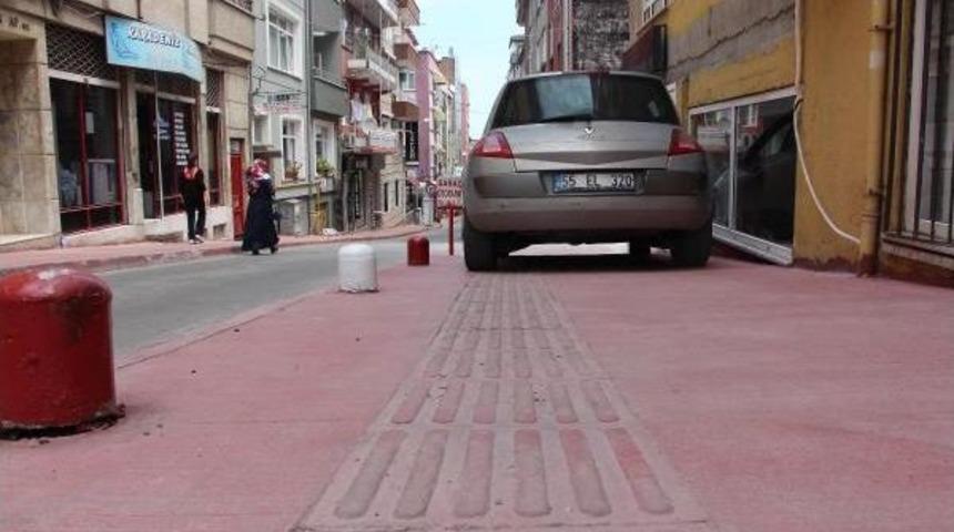 G&ouml;rme Engellilerin Yoluna Ara&ccedil; Park Ediliyor