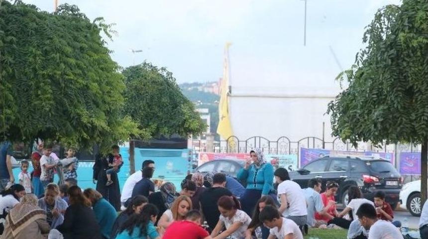 Ey&uuml;p&rsquo;te İftarlar Artık Sahil Yolunda Yapılıyor