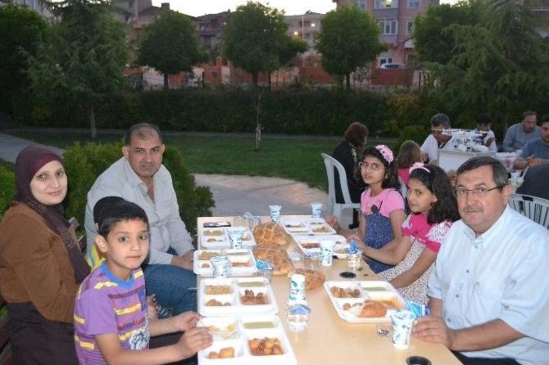 Muhtardan Mahallenin Delikanlılarına İftar