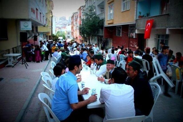 Rışvanlar’ın İstanbul İftarı Binlerce Kişiyi Aynı Sofrada Buluşturdu