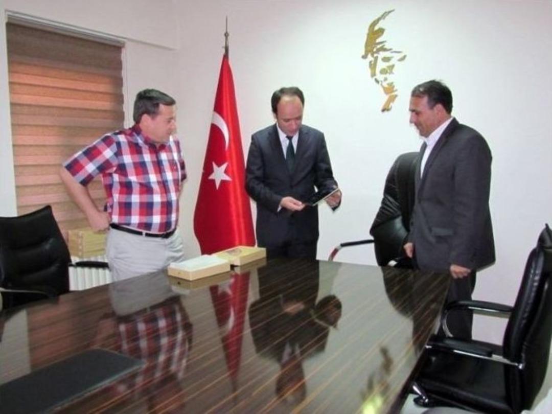 Şaphane Kaymakamı Asım Solak Başarılı &Ouml;ğrencileri &Ouml;d&uuml;llendirdi