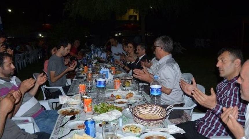 Ak Parti Y&ouml;netimi Basınla İftarda Buluştu