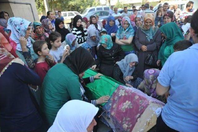 &Uuml;niversiteli Aslı, G&ouml;zyaşlarıyla Uğurlandı 3