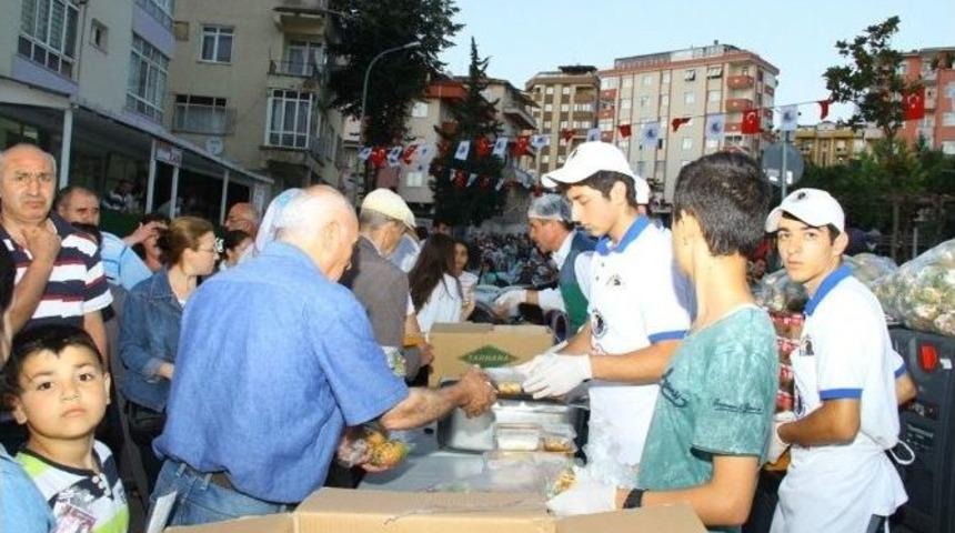 Kartal Belediyesi Sokak İftarları İle Halkı Buluşturuyor