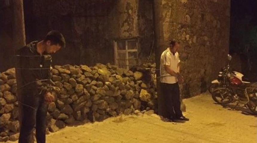 &Ccedil;anakkale&rsquo;de K&ouml;yl&uuml;ler İnsan Tacirlerini Direğe Bağladı