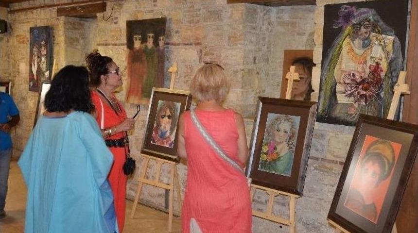 Kuşadası&rsquo;nda &Ccedil;ocuk Gelinlerin Sessiz &Ccedil;ığlığı Resim Sergisi