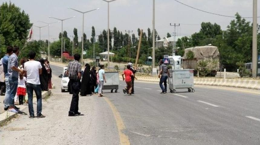 İki Yıldır Suyu Olmayan K&ouml;yl&uuml;ler Yolu Trafiğe Kapattı