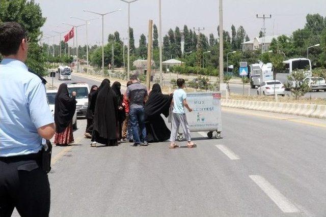 İki Yıldır Suyu Olmayan Köylüler Yolu Trafiğe Kapattı