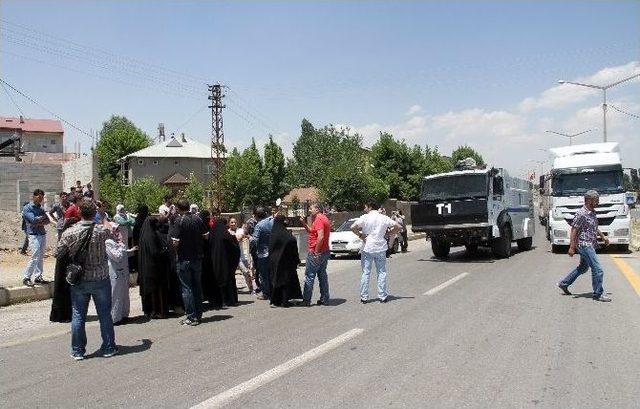 İki Yıldır Suyu Olmayan Köylüler Yolu Trafiğe Kapattı