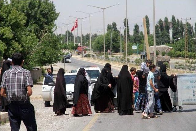 İki Yıldır Suyu Olmayan Köylüler Yolu Trafiğe Kapattı