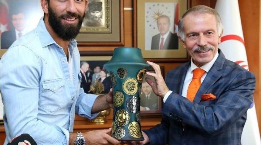 Arda Turan&rsquo;a Bayrampaşa Belediyesi&rsquo;nden B&uuml;y&uuml;k Jest