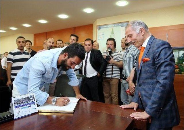 Arda Turan’a Bayrampaşa Belediyesi’nden Büyük Jest