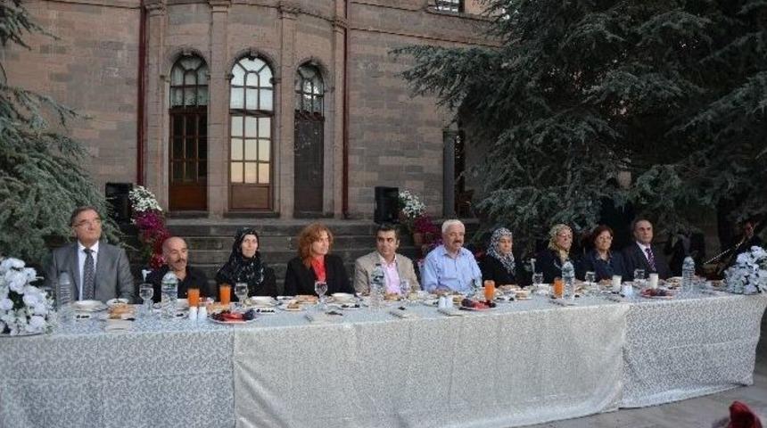 Vali D&uuml;zg&uuml;n, İftar Sofrasında Toplumun Değişik Kesimlerinden Vatandaşlar İle Bir Araya Geldi