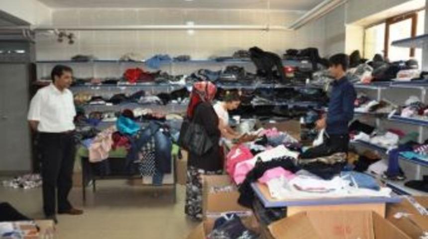 Sevgi Mağazası İhtiya&ccedil; Sahiplerine Bayramlık Veriyor