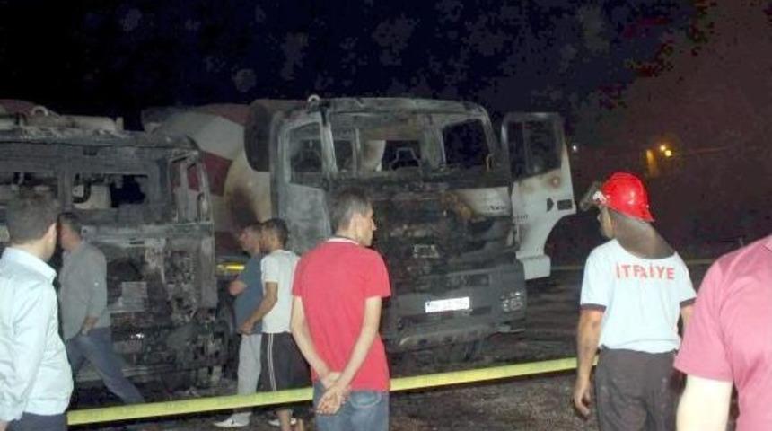 Siirt'te Inşaat Şantiyesindeki Iş Makineleri Ve Kamyon Yakıldı