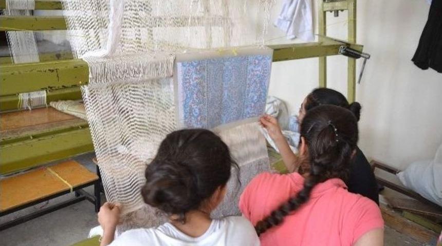 Kızların &Ccedil;eyiz Parası Halıdan