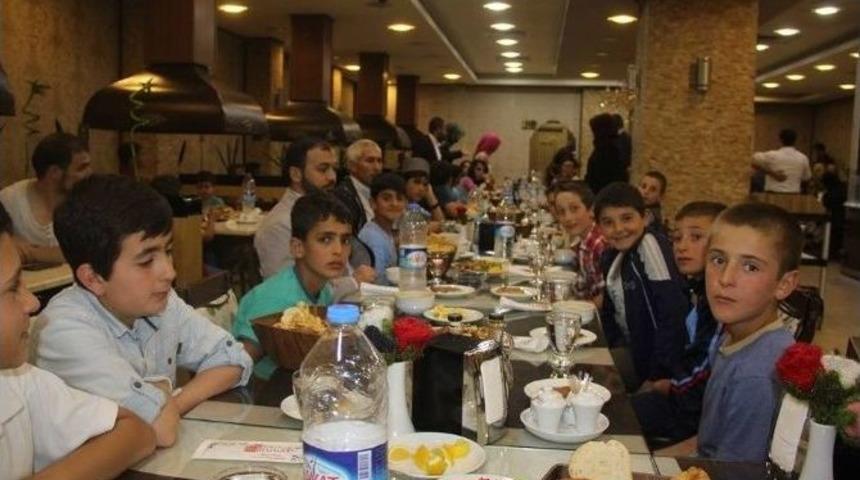 Ak Parti Bayburt Gen&ccedil;lik Kolları &Ccedil;ocuklarla İftarda Buluştu