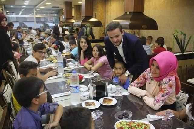 Ak Parti Bayburt Gençlik Kolları Çocuklarla İftarda Buluştu