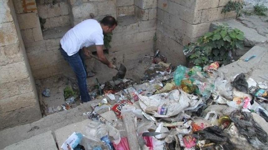 Vatandaşlar Tarihi Çeşmeyi El Birliğiyle Temizlediler