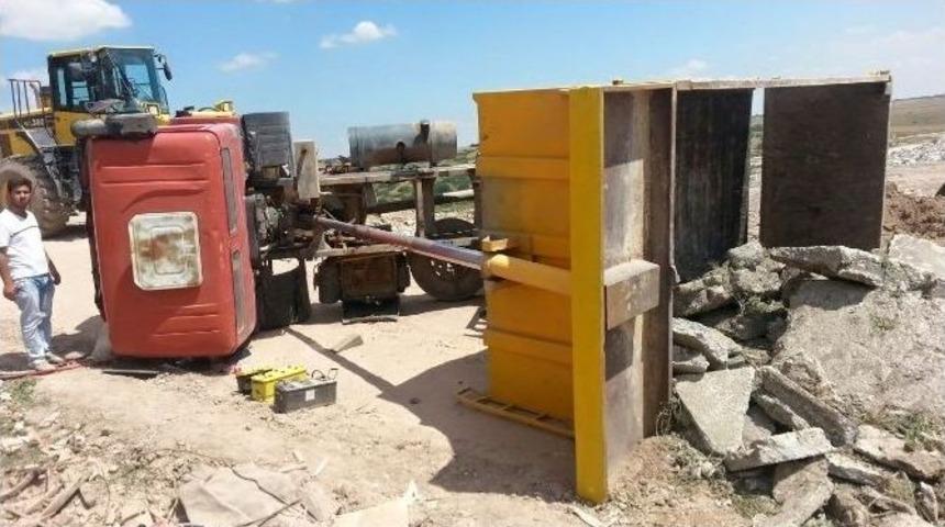 Devrilen Kamyonda Sıkışan S&uuml;r&uuml;c&uuml;y&uuml; İtfaiye Kurtardı