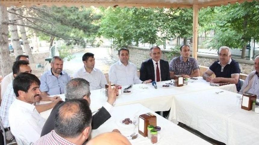 Başkan &Ouml;zt&uuml;rk Muhtarlarla İftarda Buluştu