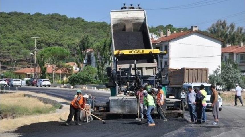 Ayvalık Belediyesi Yollara Sıcak Asfalt Yapıyor