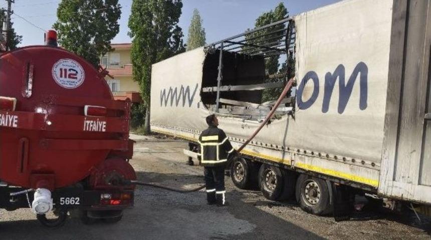 Tır Dorsesinde Yangın &Ccedil;ıktı