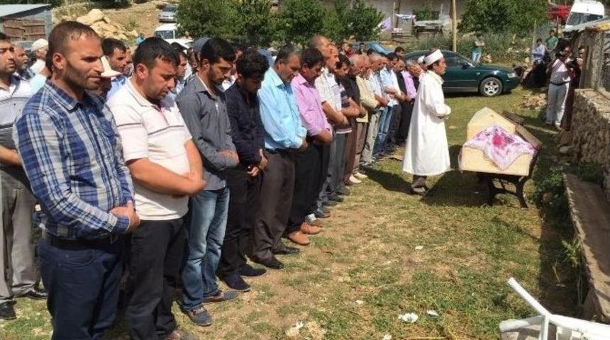 Peş Peşe &Ouml;len &Ccedil;ift Tabutlarıyla Defnedildi