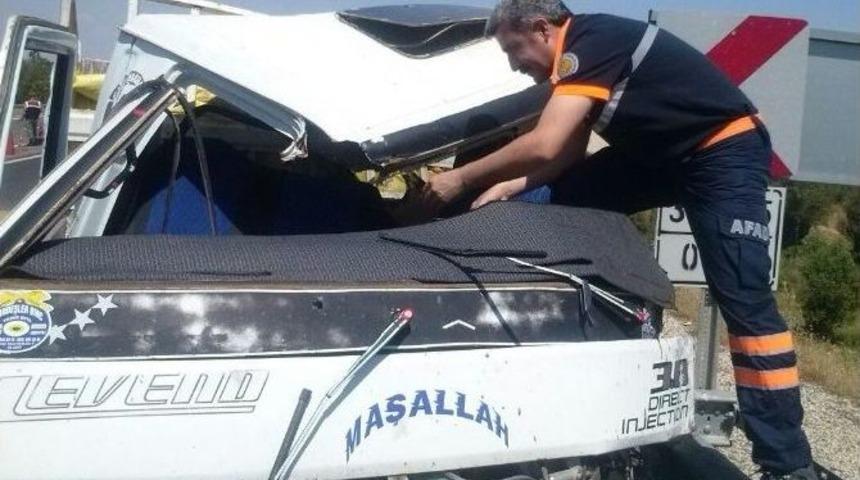 Elazığ&rsquo;da Lastiği Patlayan Kamyonet Kaza Yaptı: 3 Yaralı