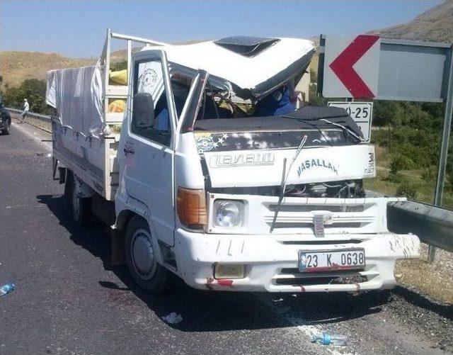 Elazığ’da Lastiği Patlayan Kamyonet Kaza Yaptı: 3 Yaralı