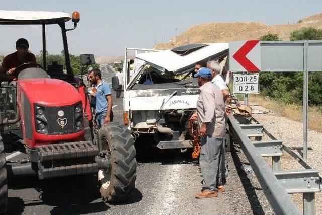 Elazığ’da Lastiği Patlayan Kamyonet Kaza Yaptı: 3 Yaralı