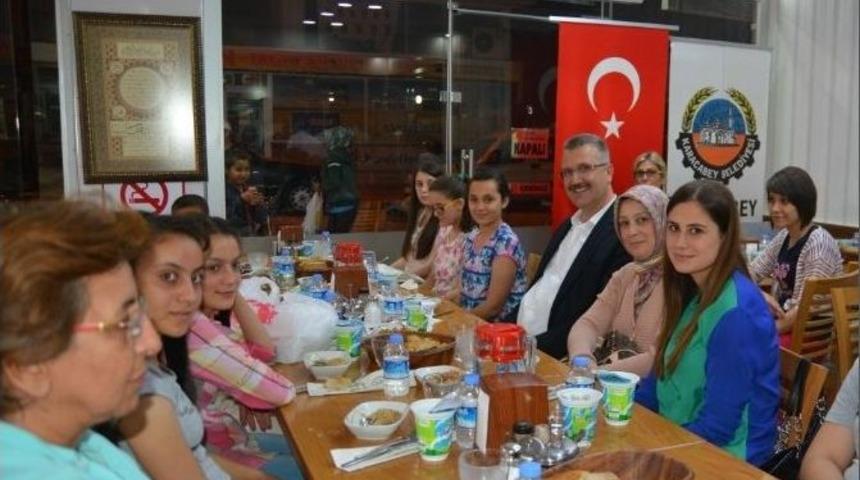 Karacabey Belediyesi&rsquo;nden Yetim &Ccedil;ocuklara İftar