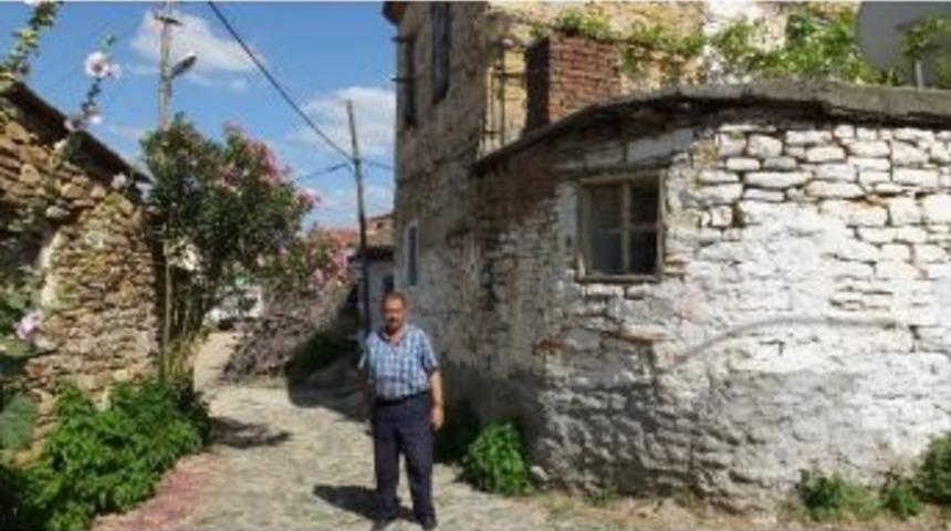 Ağacık&rsquo;da Taş Binalar İlgi Bekliyor