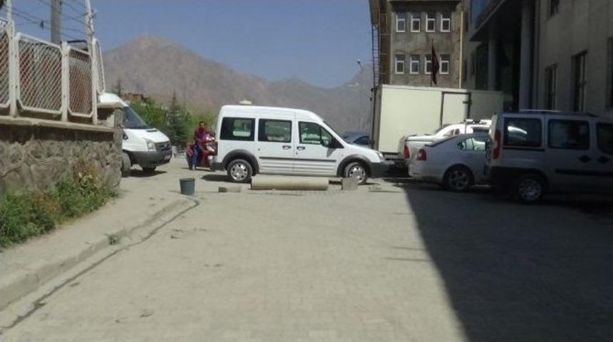 Tozdan Rahatsız Olan Esnaflar Yolu Kapattı