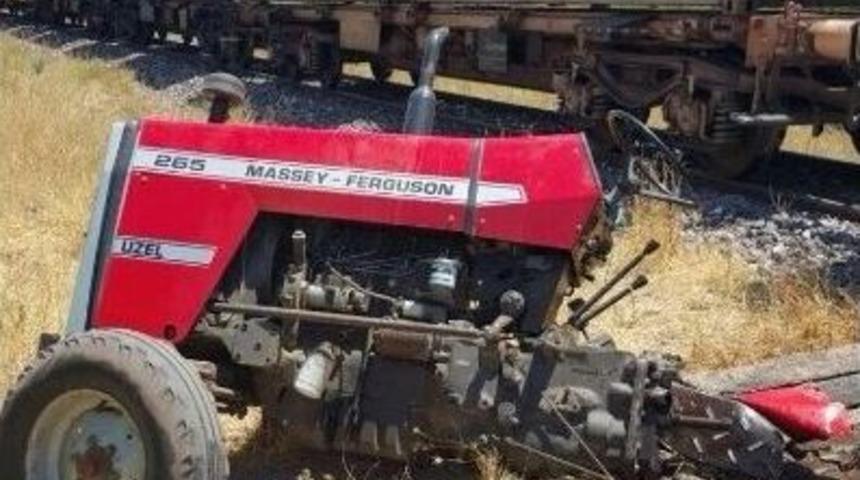 Trenin &Ccedil;arptığı Trakt&ouml;r İkiye B&ouml;l&uuml;nd&uuml;: 1 Yaralı