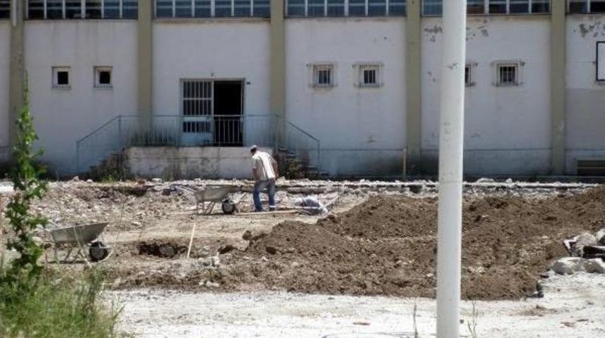 Yıkılan Okulun Temelinde Tarih