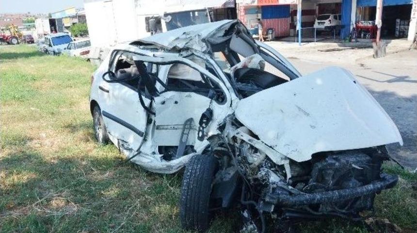 Sel&ccedil;uk&rsquo;ta Turist Taşıyan Midib&uuml;s Kaza Yaptı: 16 Yaralı