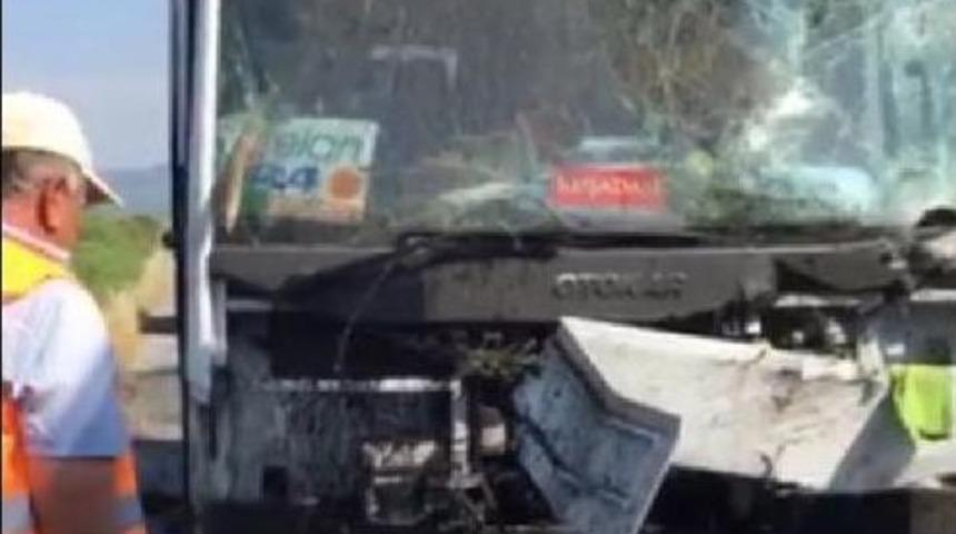 Turist Taşıyan Midib&uuml;s Otomobille &Ccedil;arpıştı: 16 Yaralı